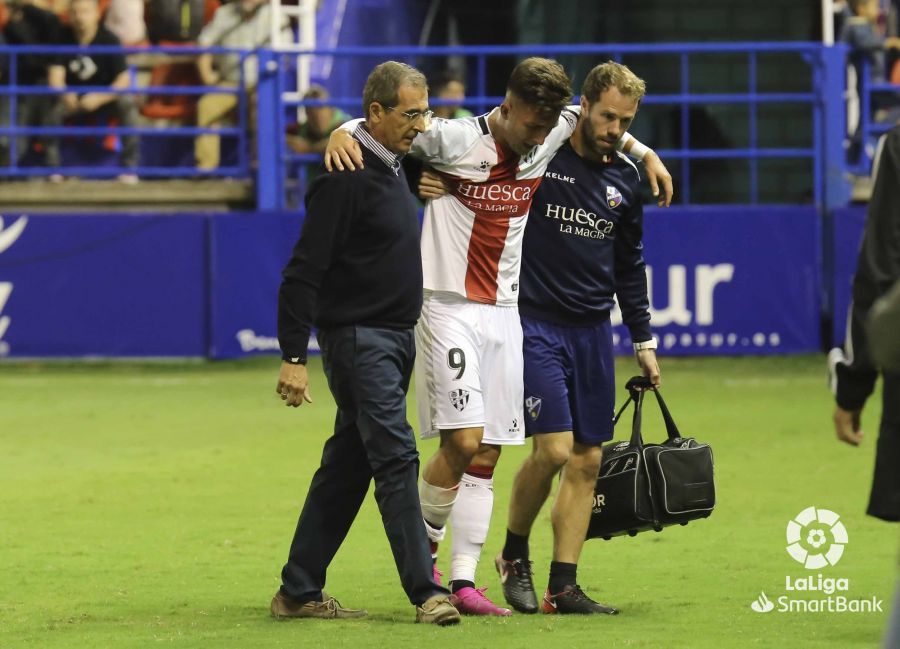 Dani Escriche se retira lesionado del terreno de juego ante el Extremadura | Foto: LFP