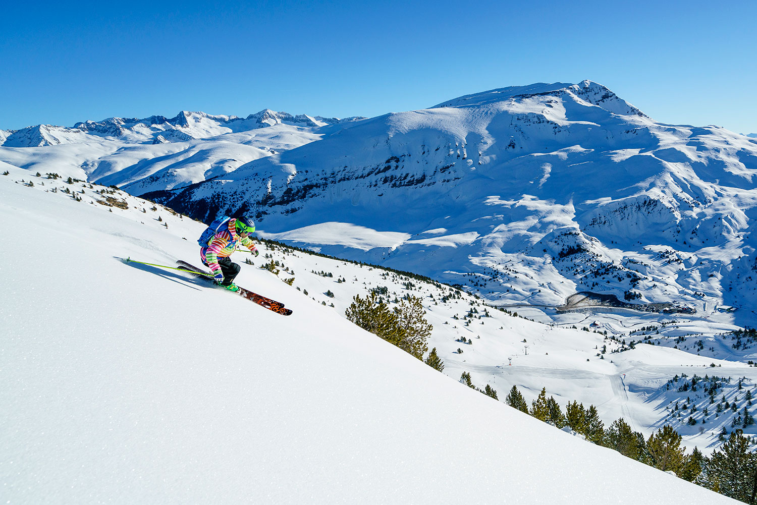 Practicando esquí en la estación de Cerler (Huesca) | Foto: ARAMON