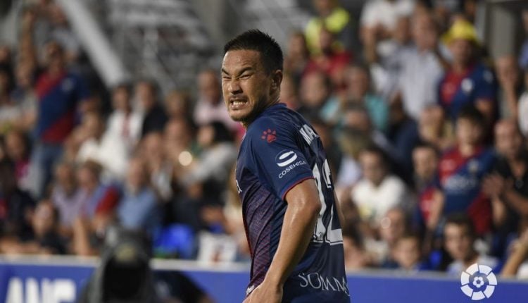 Okazaki en el partido ante el Albacete en El Alcoraz. Fue jugador del Málaga antes de recalar en la SD Huesca este verano | Foto: LFP
