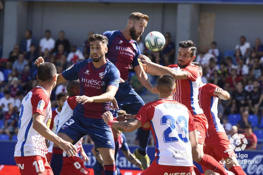 Josué Sá, por delante de Pulido, en una jugada de la SD Huesca - Sporting de Gijón. | Foto LFP