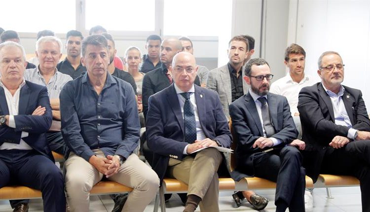El expresidente del Zaragoza, Agapito Iglesias (d), y el exentrenador, Javier Aguirre, durante el primer gran juicio en España por el posible amaño de un encuentro, el que disputaron el Levante y el Zaragoza en la última jornada de la campaña 2010-2011, que comienza este martes con un total de 42 acusados, entre ellos 36 jugadores y exjugadores y el club maño.
