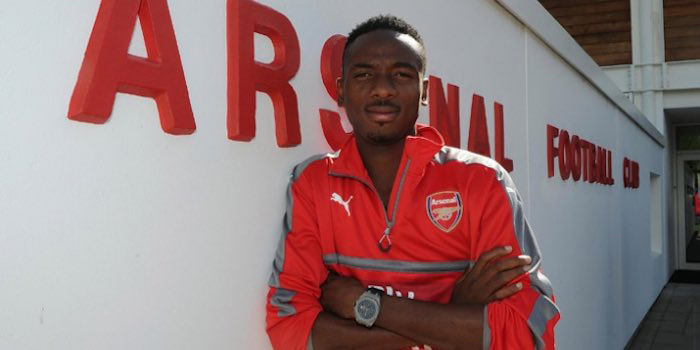 Kelechi Nwakali con indumentaria del Arsenal inglés