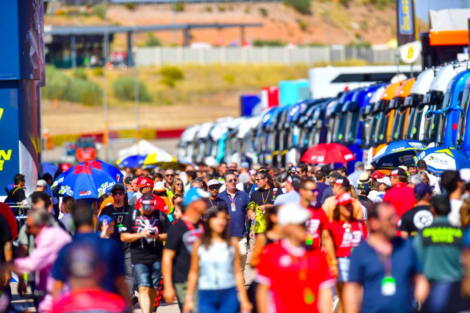 Ambiente en el padock de Motorland