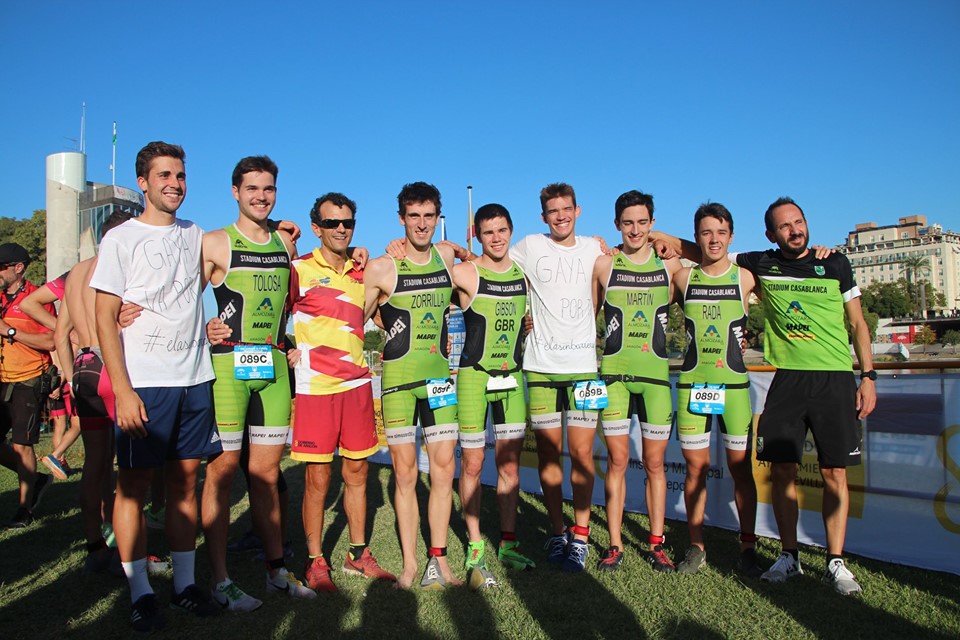 Imagen del equipo de triatlón del Stadium Casablanca que tan buen resultado obtuvo en Sevilla. Foto: Stadium Casablanca