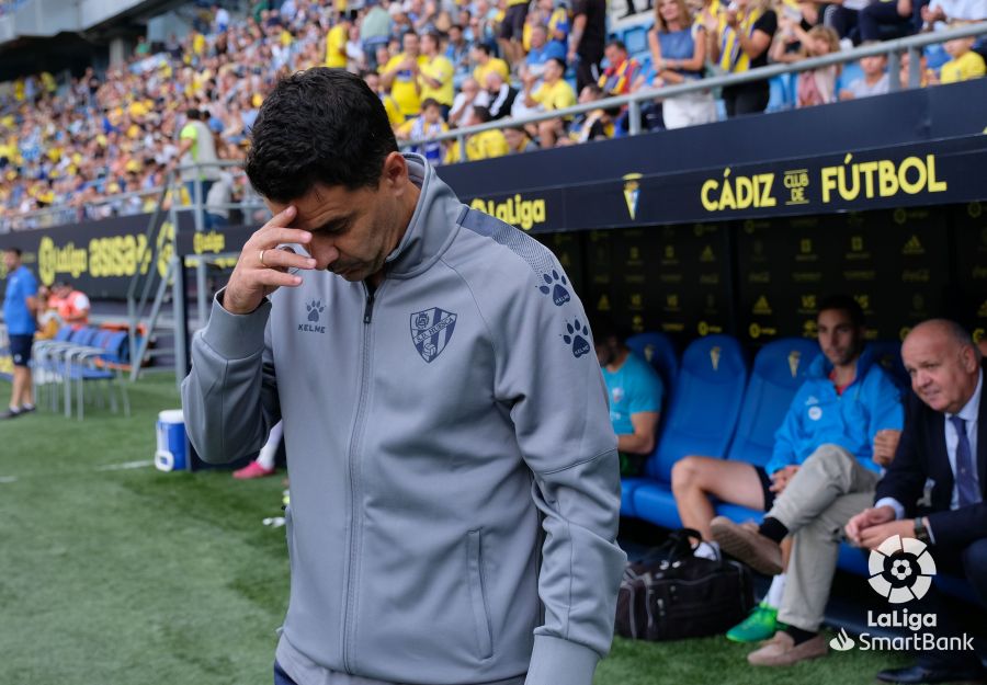 Míchel, santiguándose antes del Cádiz - Huesca | Foto: LaLiga