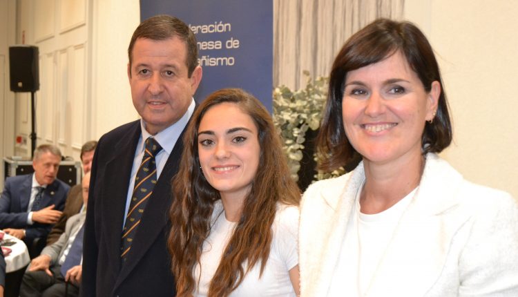 La escaladora María Laborda entre el presidente de la FAM, Luis Masgrau, y la directora de Turismo, Elena Allué. Foto: Sportaragon