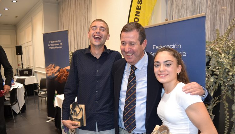 Dani Osanz y María Laborda, mejores deportistas de la FAM 2019, con el presidente de la federación, Luis Masgrau. Foto: Sportaragon