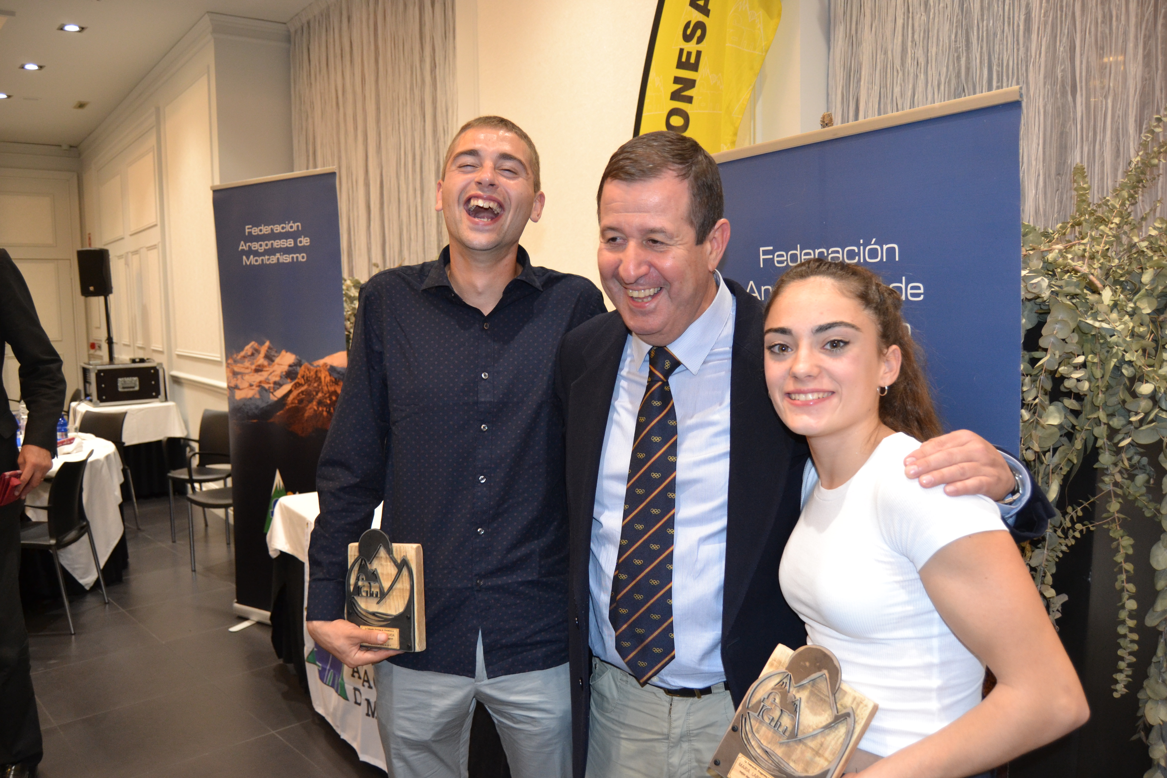 Dani Osanz y María Laborda, mejores deportistas de la FAM 2019, con el presidente de la federación, Luis Masgrau. Foto: Sportaragon