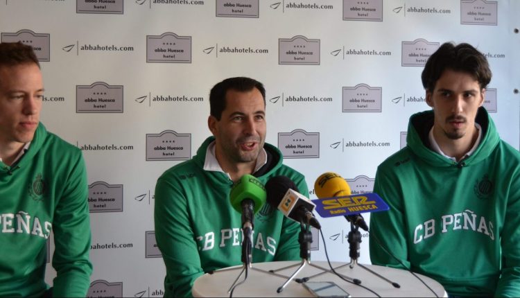 El técnico del Levitec Huesca, Guillermo Arenas, entre Dedovic y Skara, habló sobre el Canoe en el hotel Abba que se suma al patrocinio del CB Peñas. Foto: Sportaragon