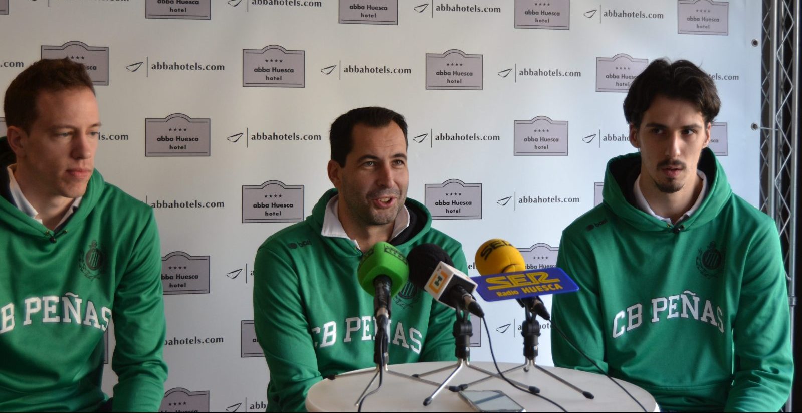 El técnico del Levitec Huesca, Guillermo Arenas, entre Dedovic y Skara, habló sobre el Canoe en el hotel Abba que se suma al patrocinio del CB Peñas. Foto: Sportaragon