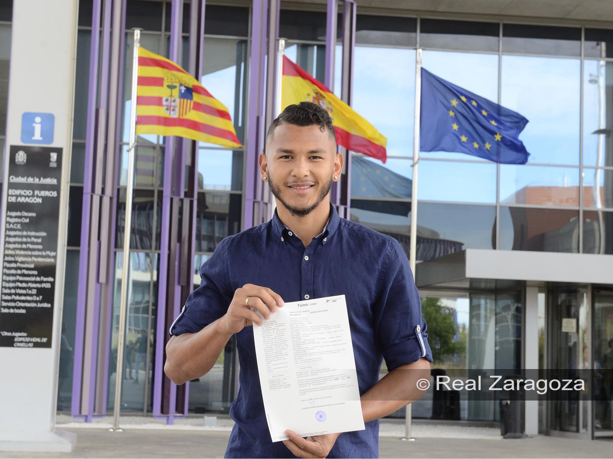 Luis Suárez jura la Constitución | Foto: Real Zaragoza