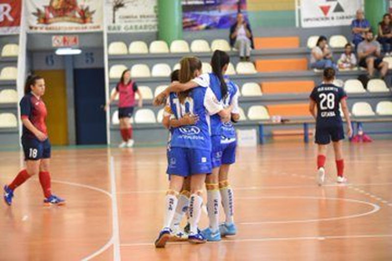 Las jugadoras del Sala Zaragoza se abrazan en un gol. Foto: Sala Zaragoza