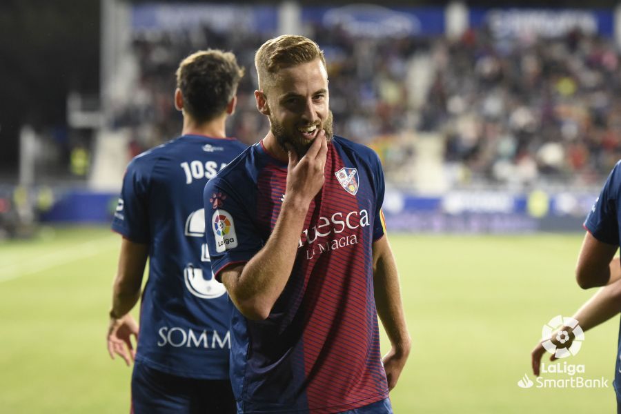 El Huesca busca contra el Racing su quinta victoria en casa. En la imagen, Pulido celebra un gol en El Alcoraz ante el Málaga | Foto: LaLiga