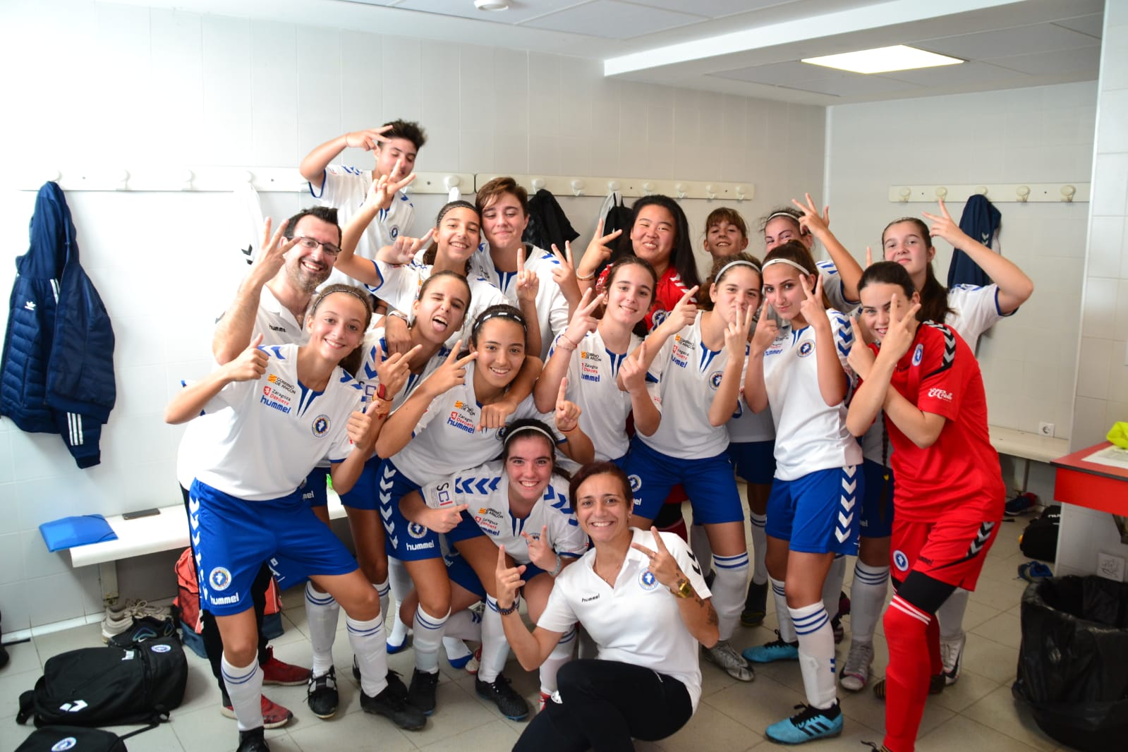 Las jugadoras del Zaragoza CFF celebran la victoria