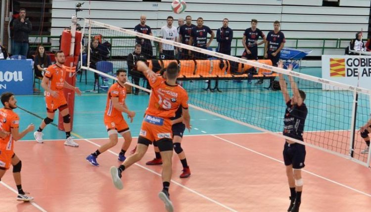 Gavenda realiza un remate en el duelo ante el Almoradí de hoy domingo | Foto: FEDERACIÓN ESPAÑOLA DE VOLEIBOL