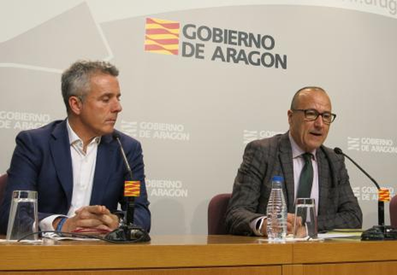 El consejero de Educación, Cultura y Deporte del Gobierno de Aragón, Felipe Faci junto al director general de Deporte, Javier de Diego