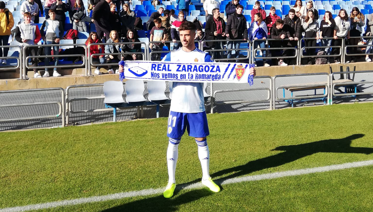 Javier Puado en su presentación en La Romareda como nuevo jugador del Real Zaragoza | Foto: SPORTARAGON