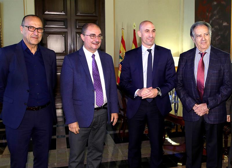 El presidente del Gobierno de Aragón, Javier Lambán (2i), posa con el presidente de la Real Federación Española de Fútbol (RFEF), Luis Rubiales (2d), el consejero de Educación, Cultura y Deportes, Felipe Faci (i) y el de la Federación Aragonesa de Fútbol, Óscar Fle (d) en Zaragoza. EFE/Javier Cebollada