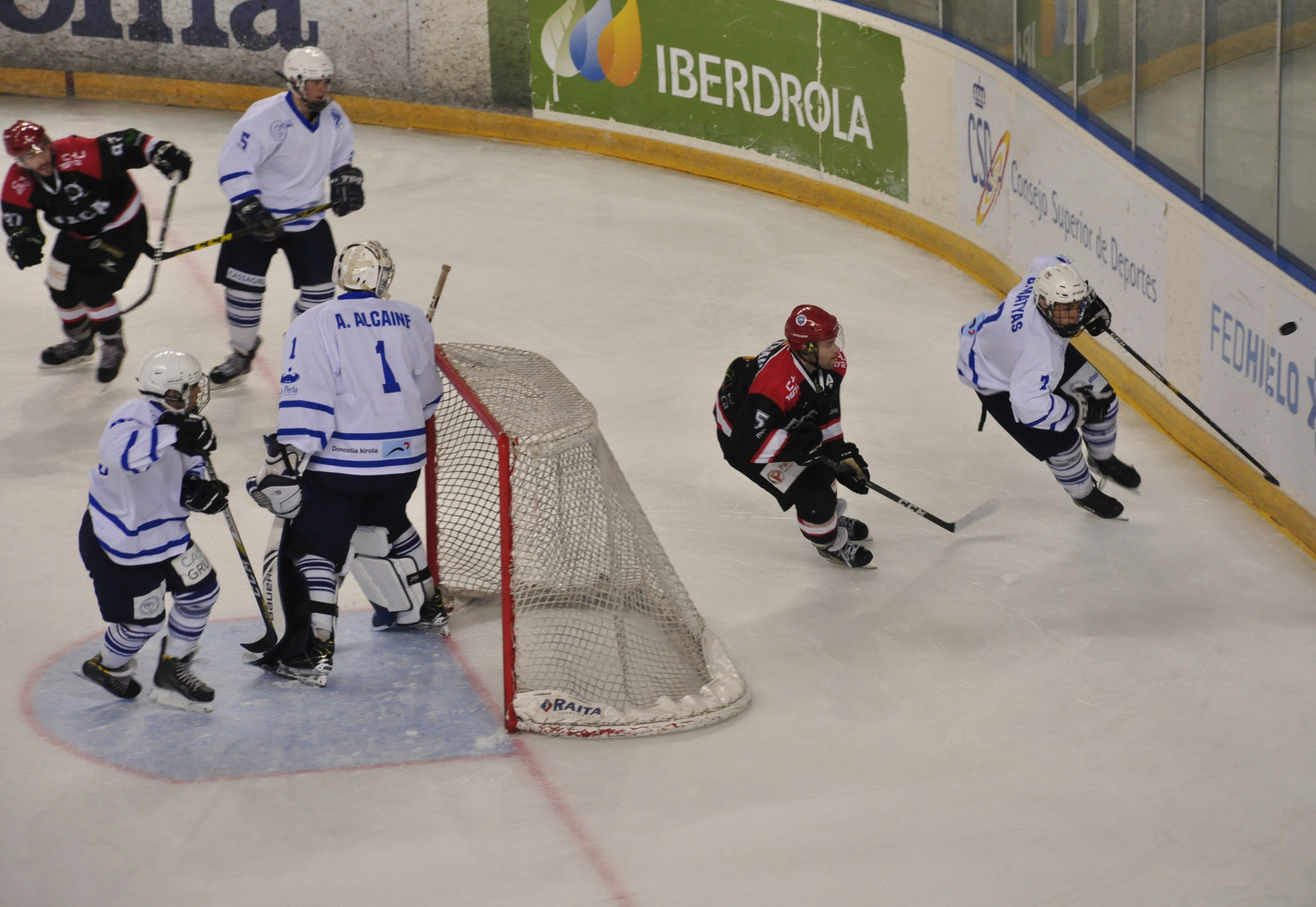 Disputa por el puck durante un partido entre ambos equipos esta temporada | Foto: CH Jaca