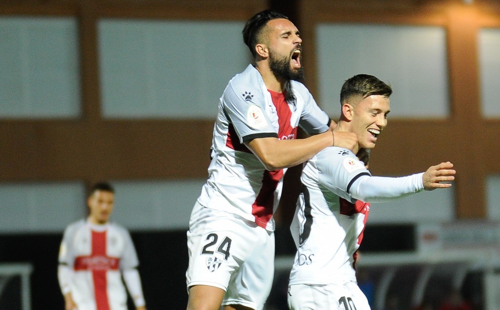 Ivi salta sobre Cristo celebrando el gol en Laredo | Foto: SD Huesca