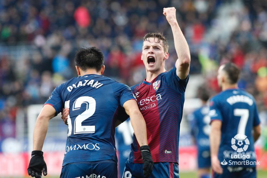 Okazaki y Sergio Pérez, protagonistas en el gol con el que se abrió el Huesca Zaragoza en El Alcoraz. Foto: LFP