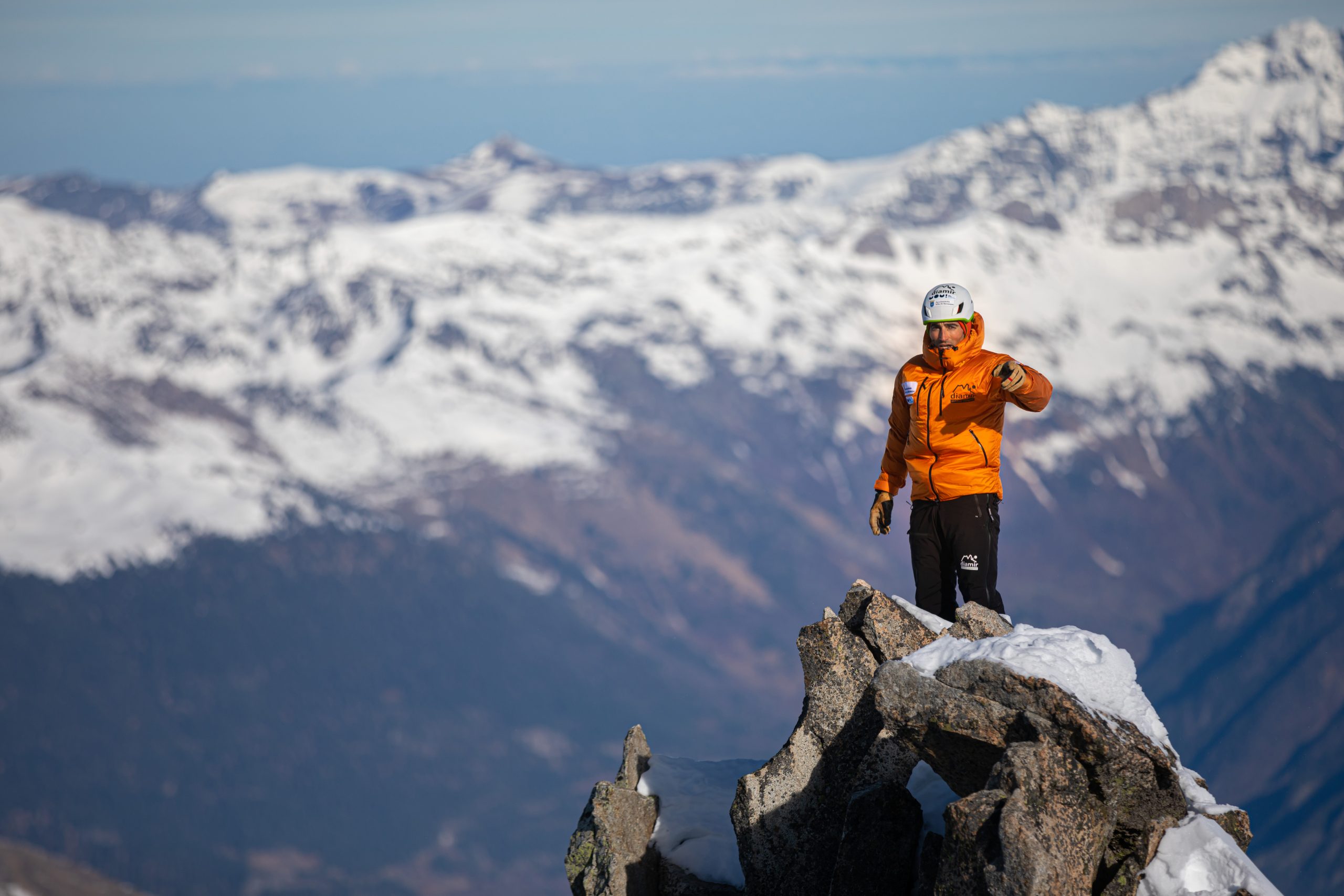 Jonatan García, en la imagen, en una de las cimas del Valle de benasque. Foto: Cristian Casal