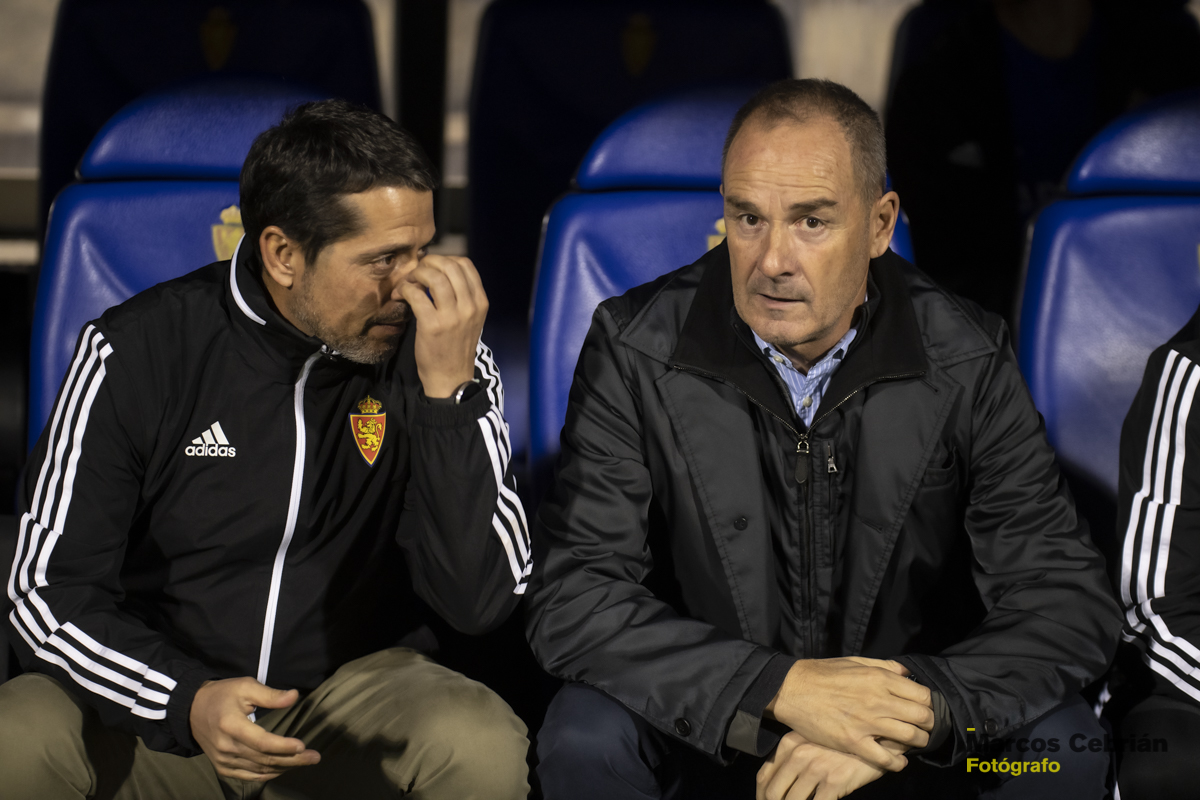 Víctor y Loreto en el banquillo de La Romareda | Foto: Marcos Cebrián