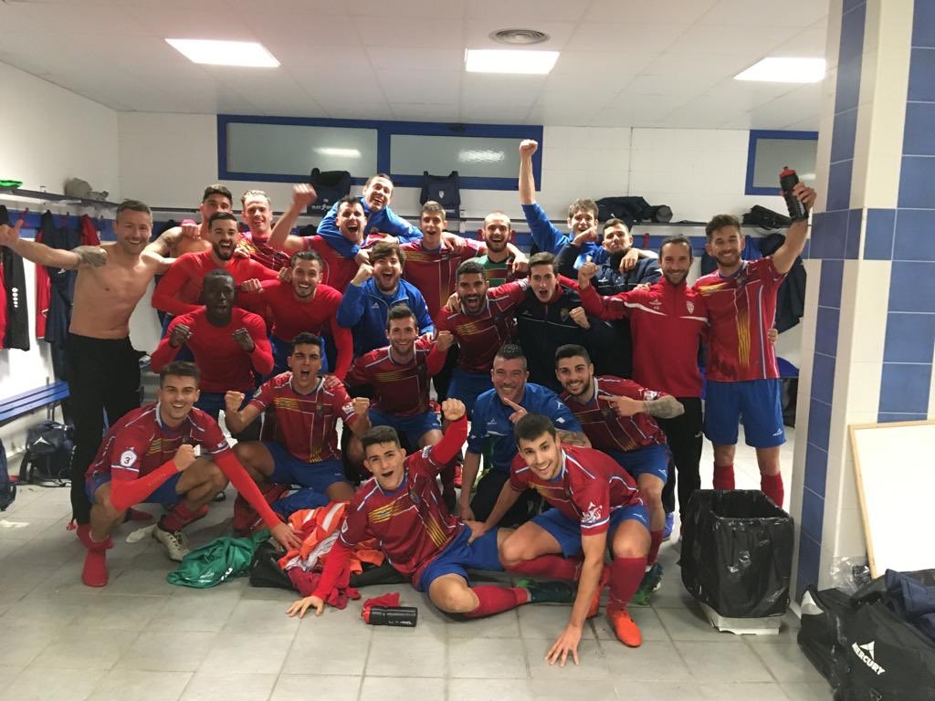Los jugadores del Teruel celebran la victoria en el vestuario tras el partido