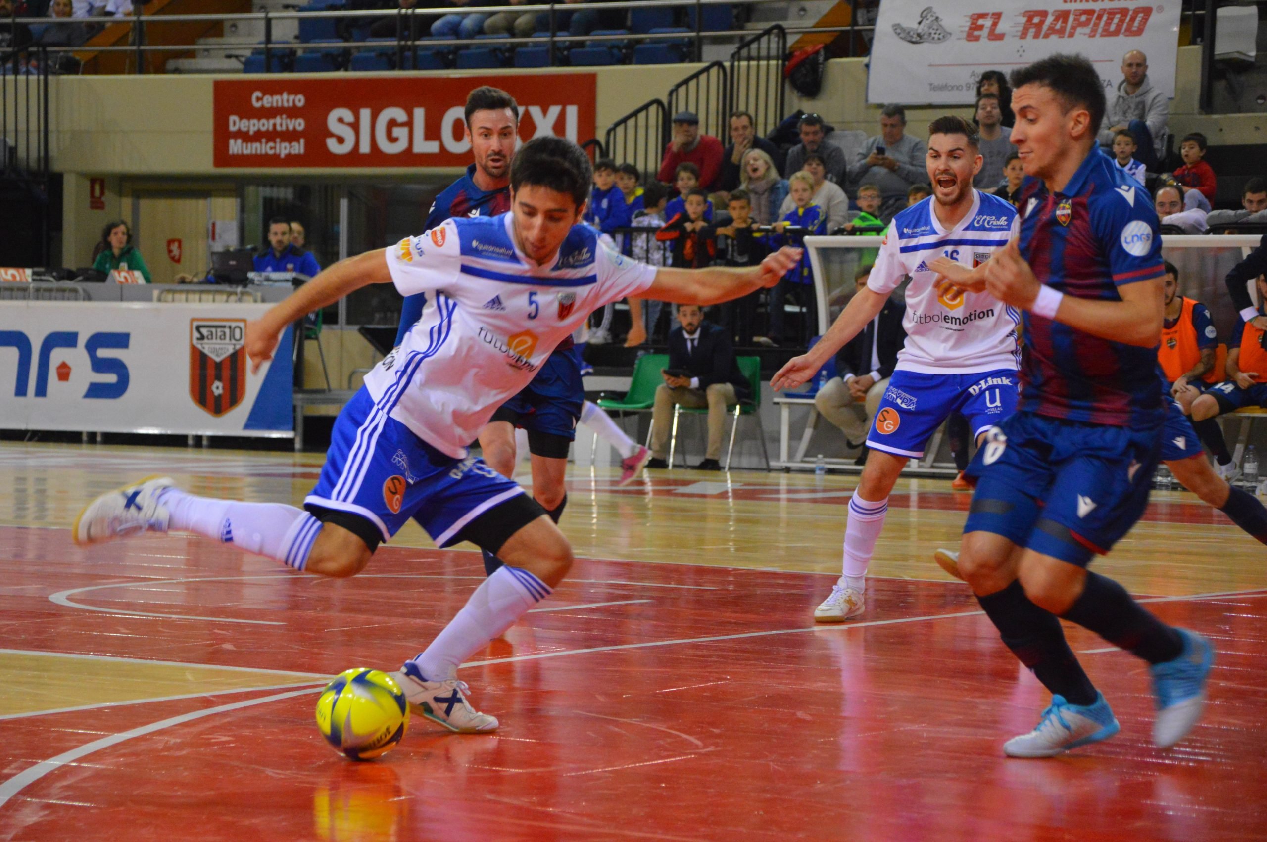 Acción del partido de esta tarde entre Fútbol Emotion Zaragoza y Levante UD