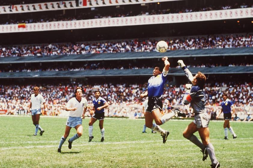 Diego Maradona marca con la mano ante Peter Shilton (Bongarts / Getty)