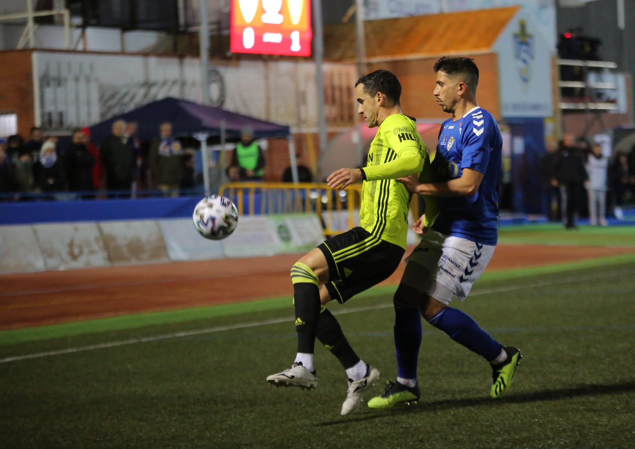 Linares pelea un balón con un jugador del Socuéllamos | Foto: Real Zaragoza