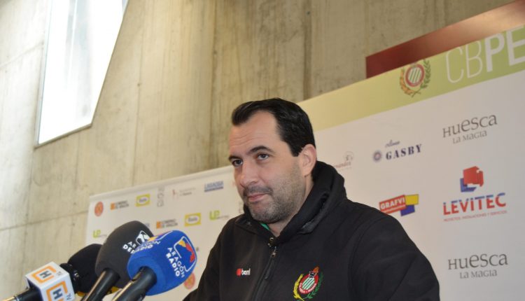 Guillermo Arenas, entrenador del Levitec, en la rueda de prensa donde habló de su equipo y de Cáceres, rival este viernes. Foto: Sportaragon