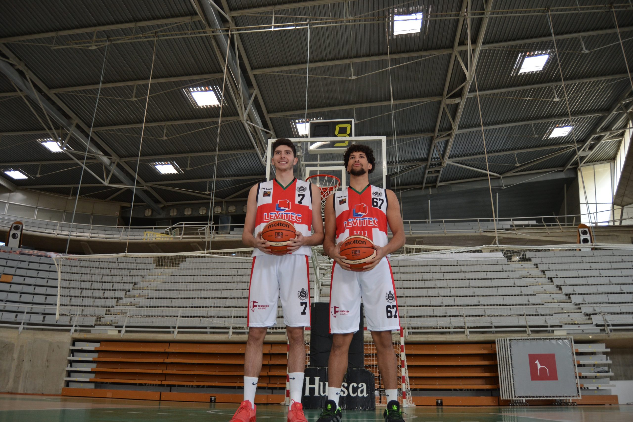 De Blas y Tamayo posan en el Palacio de los deportes con la nueva equipación, guiño a la SD Huesca. Foto: Sportaragon