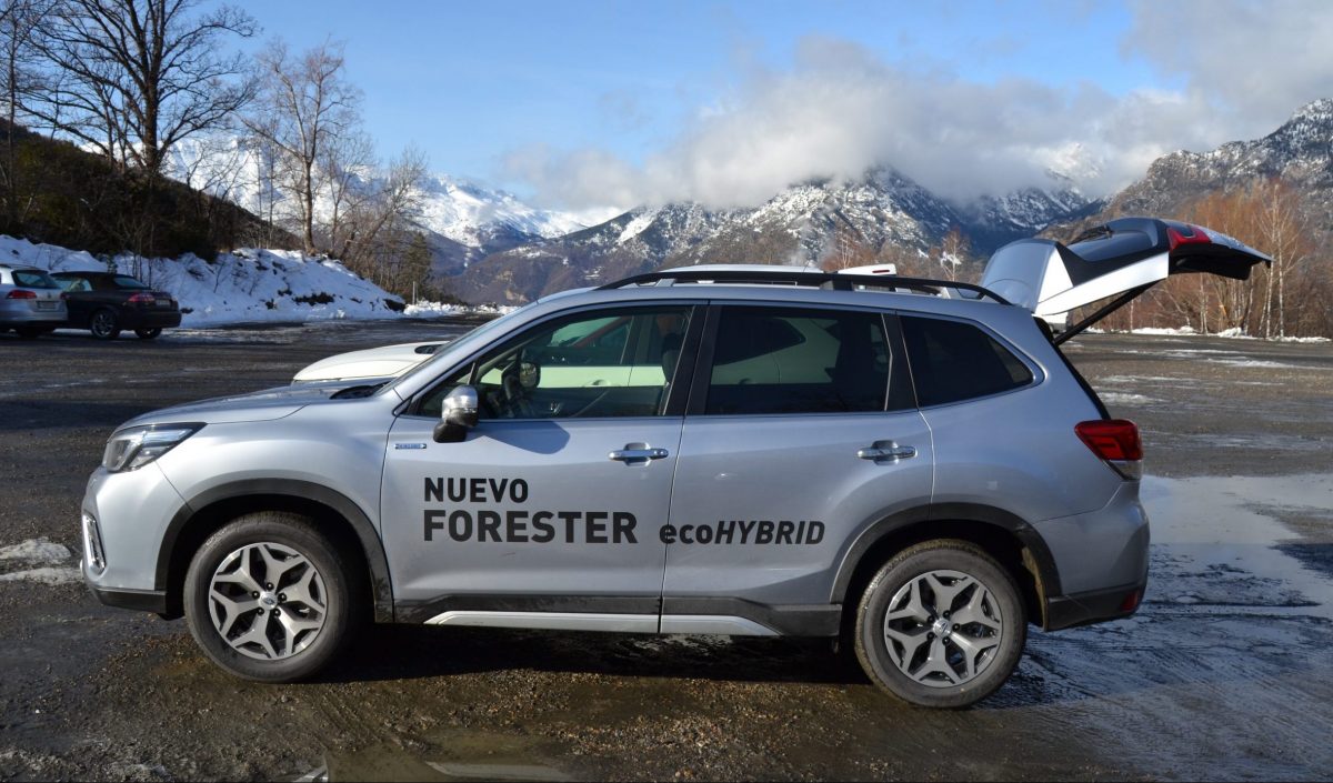 El nuevo Forester ecoHybrid en el aparcamiento de Cerler con la sierra de Chía al fondo de la imagen. Foto: Sportaragon
