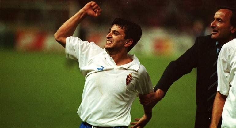 Nayim celebra el título de la Recopa que ganó el Zaragoza gracias a su gol desde el medio campo. Imagen: Reuters