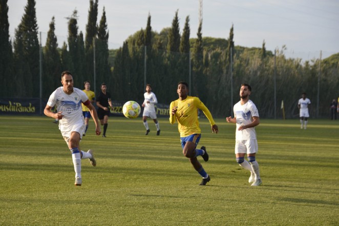 Seth Airam Vega con la camiseta del Cádiz B