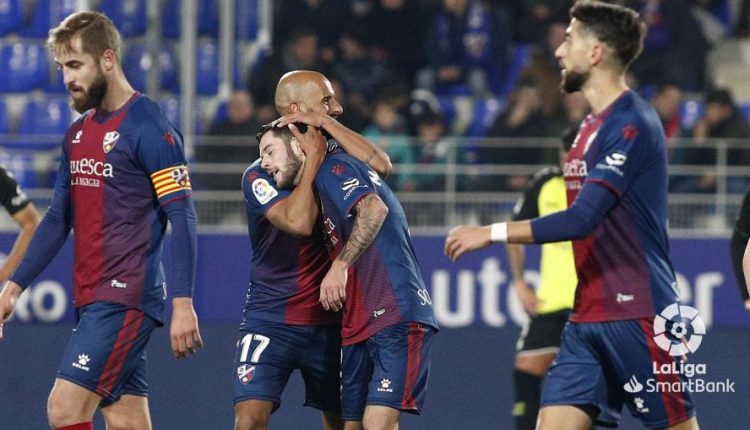 Rico y Miguelón, autores de los goles que confirmaron la remontada del Huesca contra el Tenerife. Foto: LFP