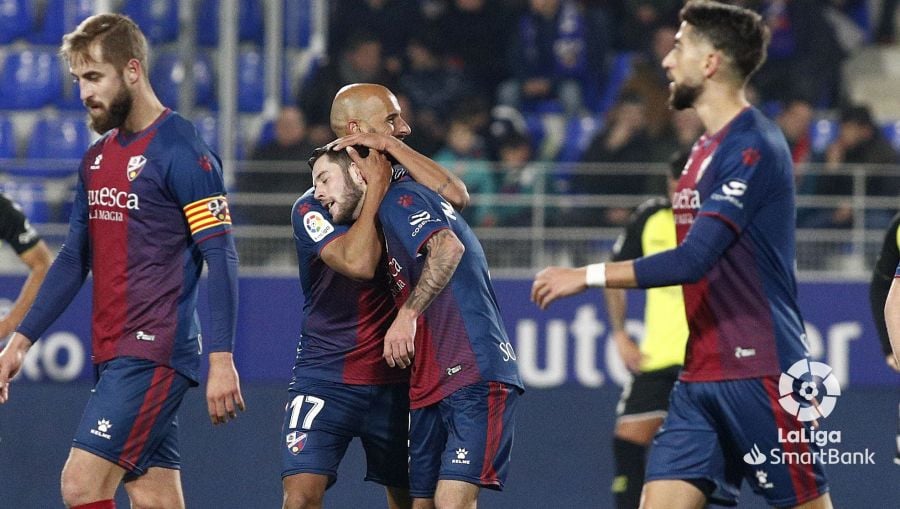 Rico y Miguelón, autores de los goles que confirmaron la remontada del Huesca contra el Tenerife. Foto: LFP