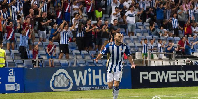 Alfonso Fernández celebra un gol con el Recreativo