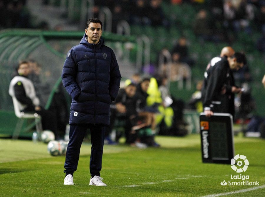 Míchel observa a su equipo sobre el Martínez Valero. Foto: LFP