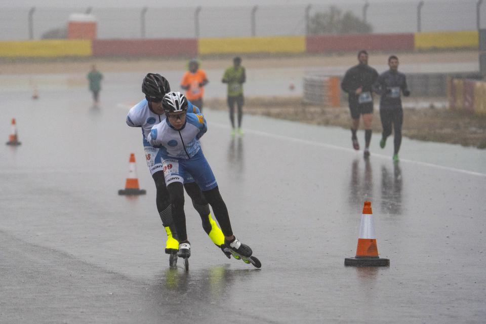 Patinadores y runners en el circuito