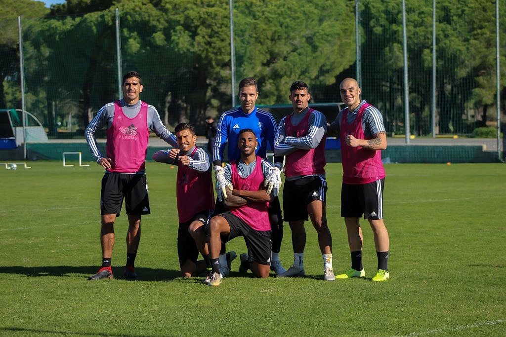 Pombo posaba así con sus nuevos compañeros del Cádiz