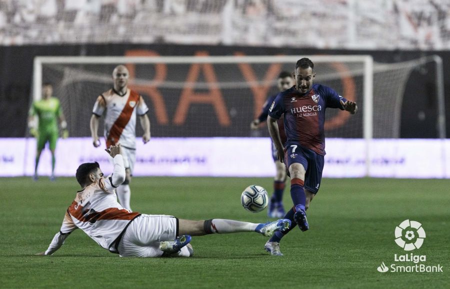 Ferreiro salva la entrada de Catena y busca irse con el balón hacia la portería del Rayo. Foto: LaLiga