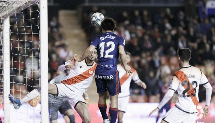 Okazaki cabecea el balón y el VAR anuló el gol por mano del japonés cuando se empezó a armar la jugada. Foto: LaLiga