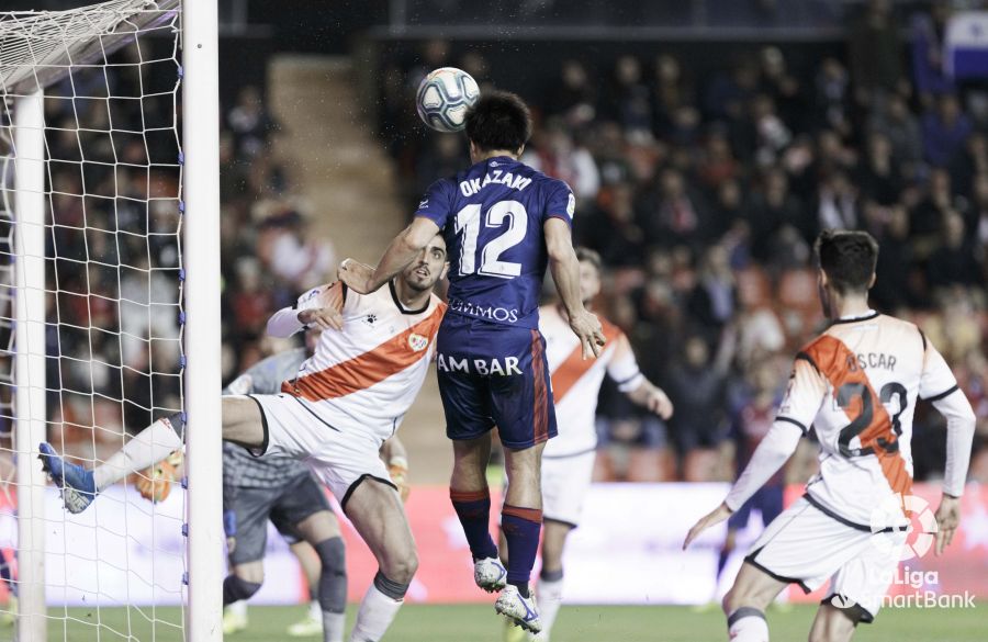 Okazaki cabecea el balón y el VAR anuló el gol por mano del japonés cuando se empezó a armar la jugada. Foto: LaLiga