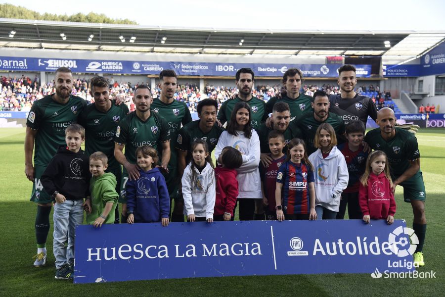 Once inicial del Huesca contra el Almería con aficionados acompañando en la foto a los jugadores de Míchel. Foto: LaLiga