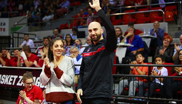 Cristina Ouviña y Juan Carlos Palacio durante un partido del Casademont Zaragoza en el Príncipe Felipe | Basket Zaragoza