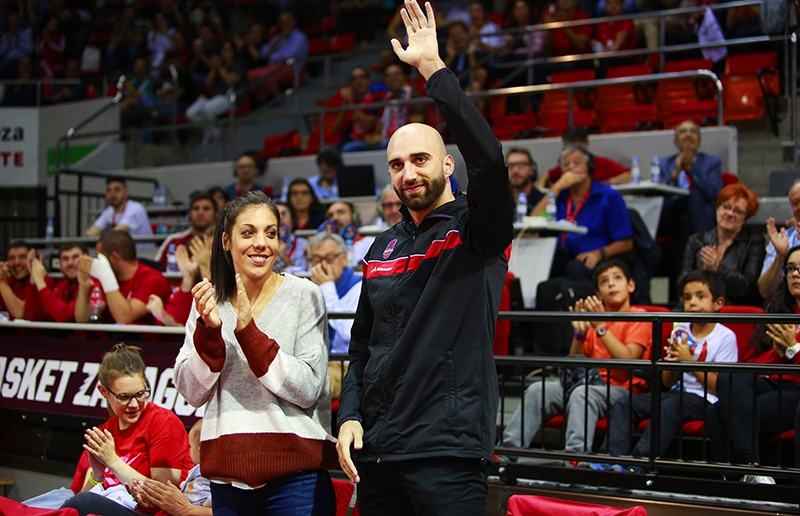 Cristina Ouviña y Juan Carlos Palacio durante un partido del Casademont Zaragoza en el Príncipe Felipe | Basket Zaragoza