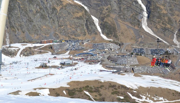 Vista parcial de la estación de Piau Engaly desde la cota más alta del centro invernal a 2.528 metros de altitud. Foto: Sportaragon