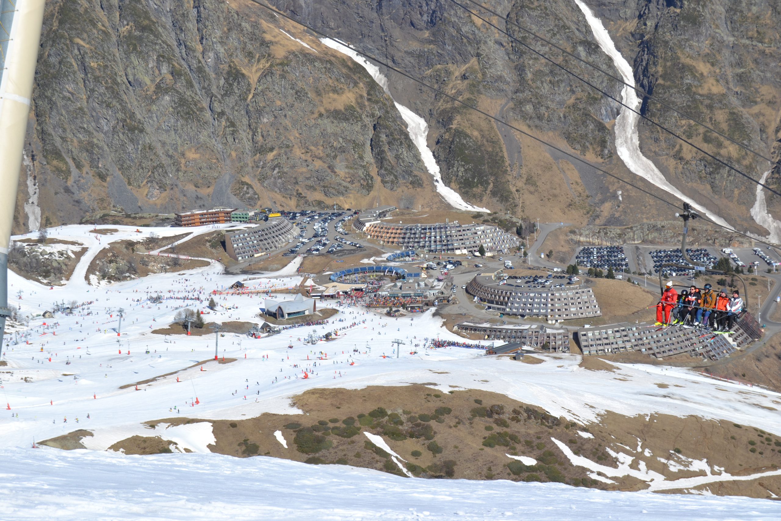 Vista parcial de la estación de Piau Engaly desde la cota más alta del centro invernal a 2.528 metros de altitud. Foto: Sportaragon